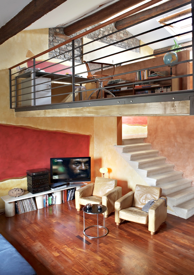 Il soggiorno e la scala che sale in mansarda