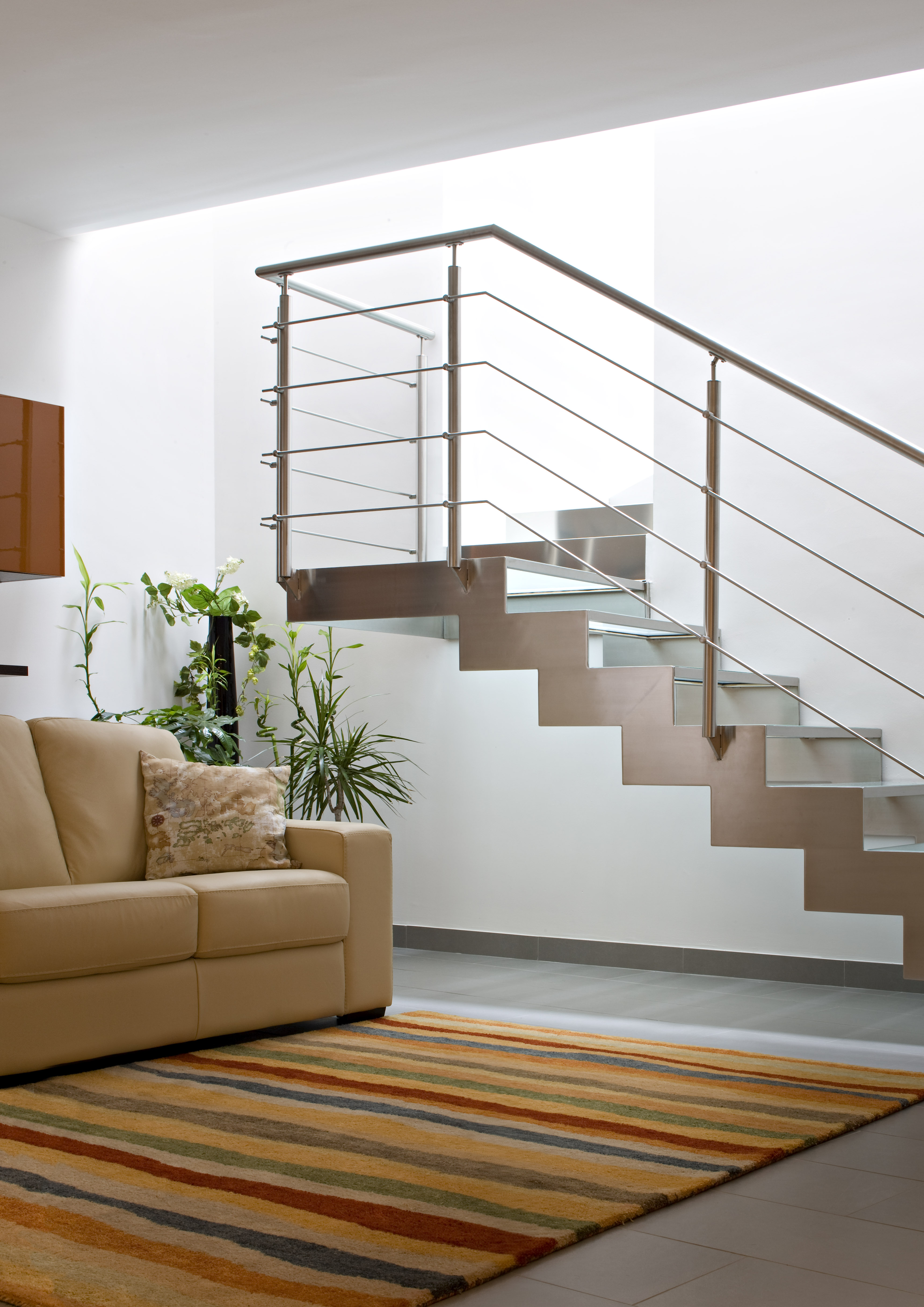 La zona giorno con la scala che sale al sottotetto