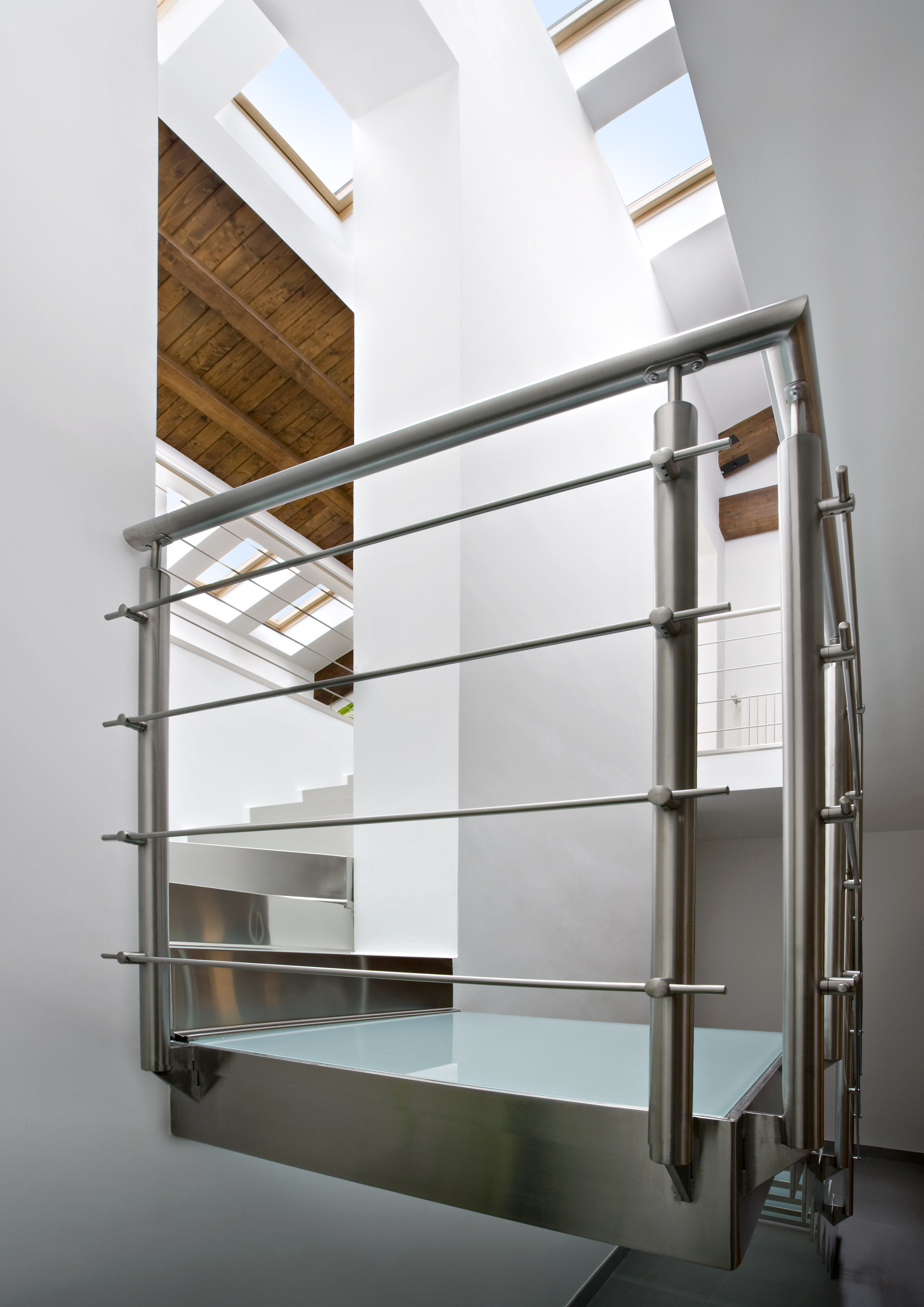 La scala con le finestre sul tetto