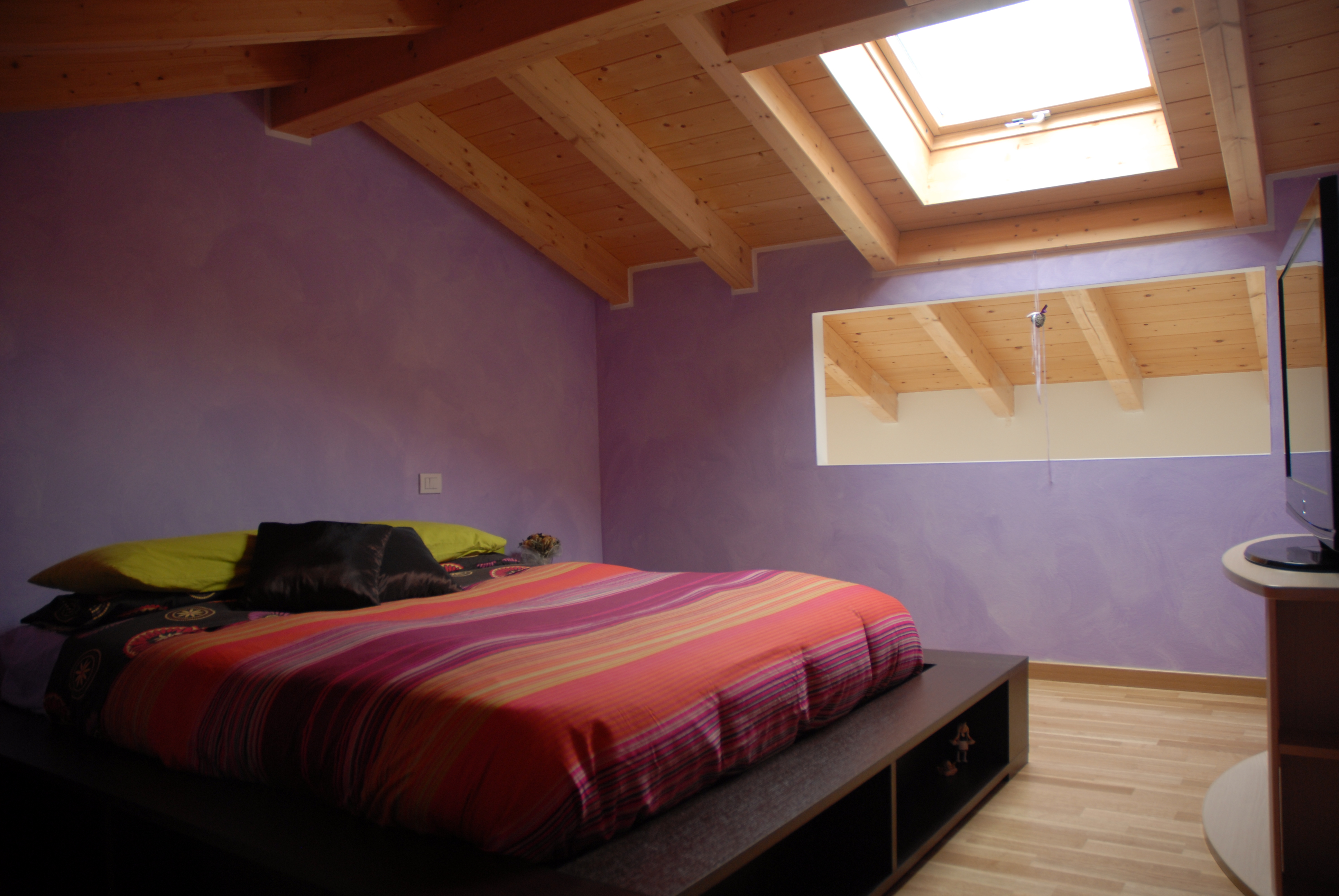 Una camera da letto mansardata