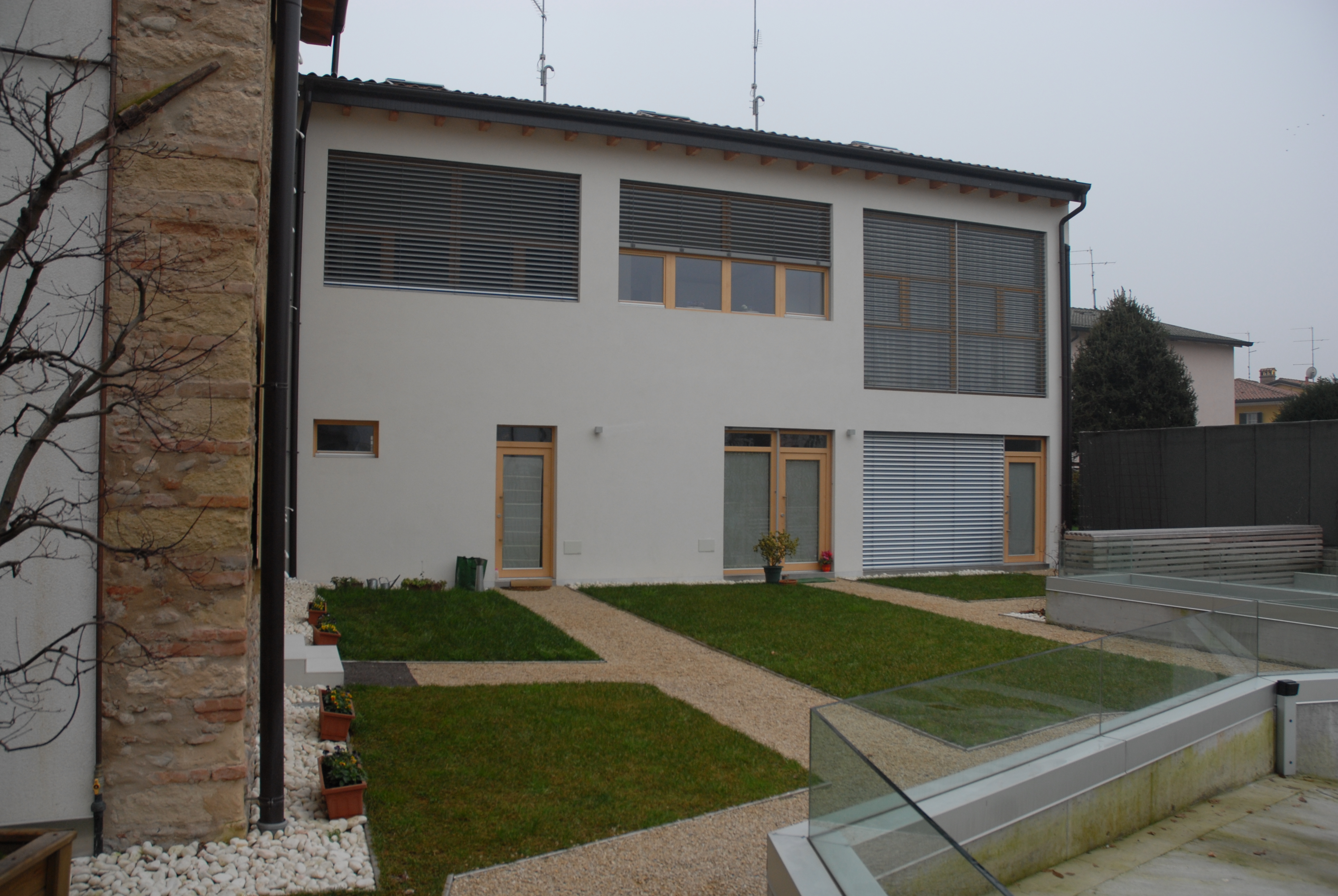 L'esterno con i camminamenti in materiali naturali