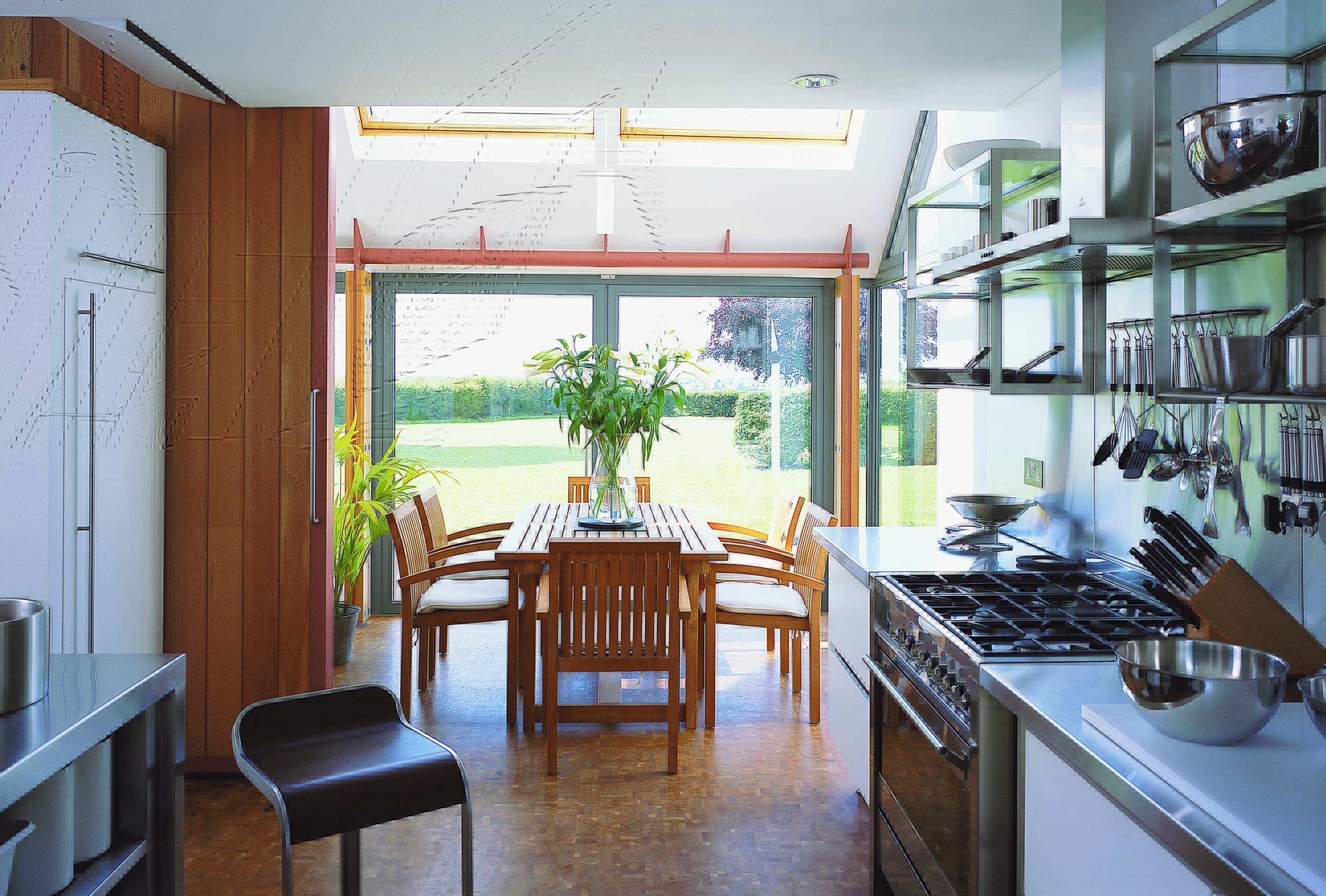 La porta scorrevole che divide la cucina dal giardino d'inverno