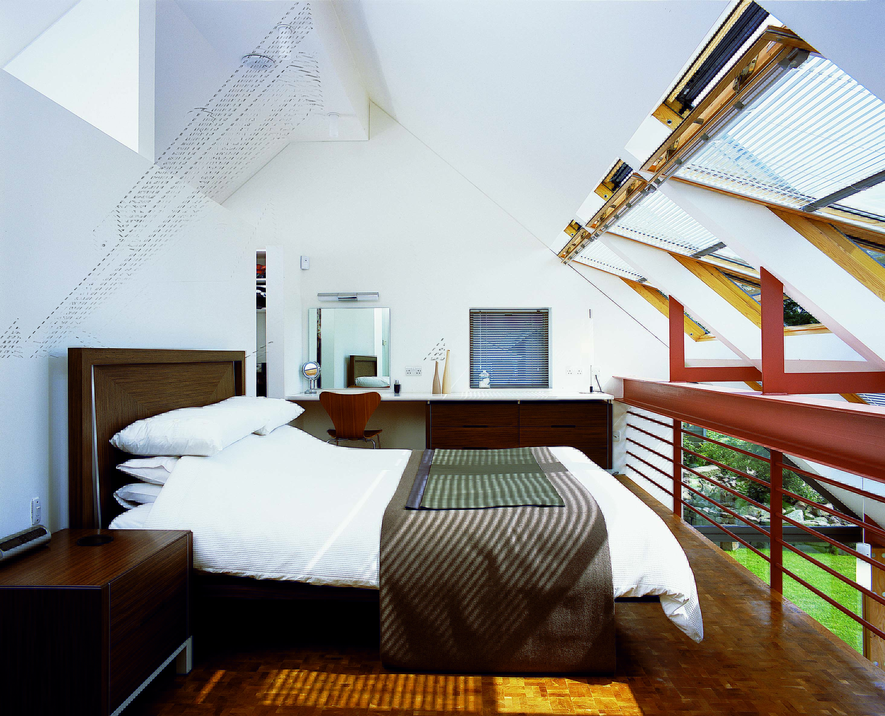 La camera da letto con le finestre Velux