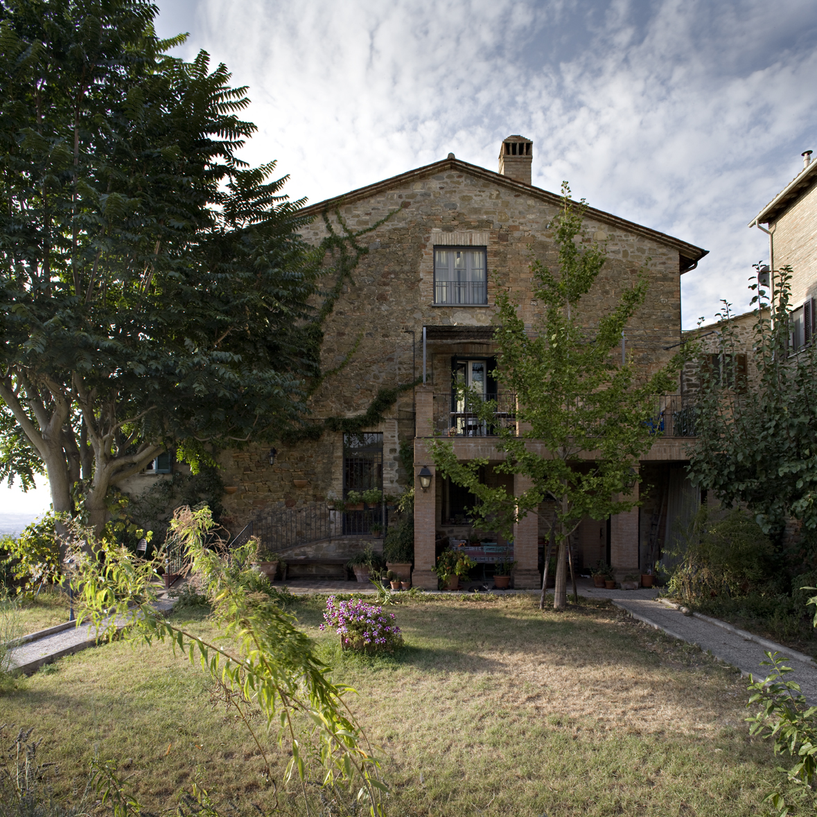 L'edificio circondato dal giardino