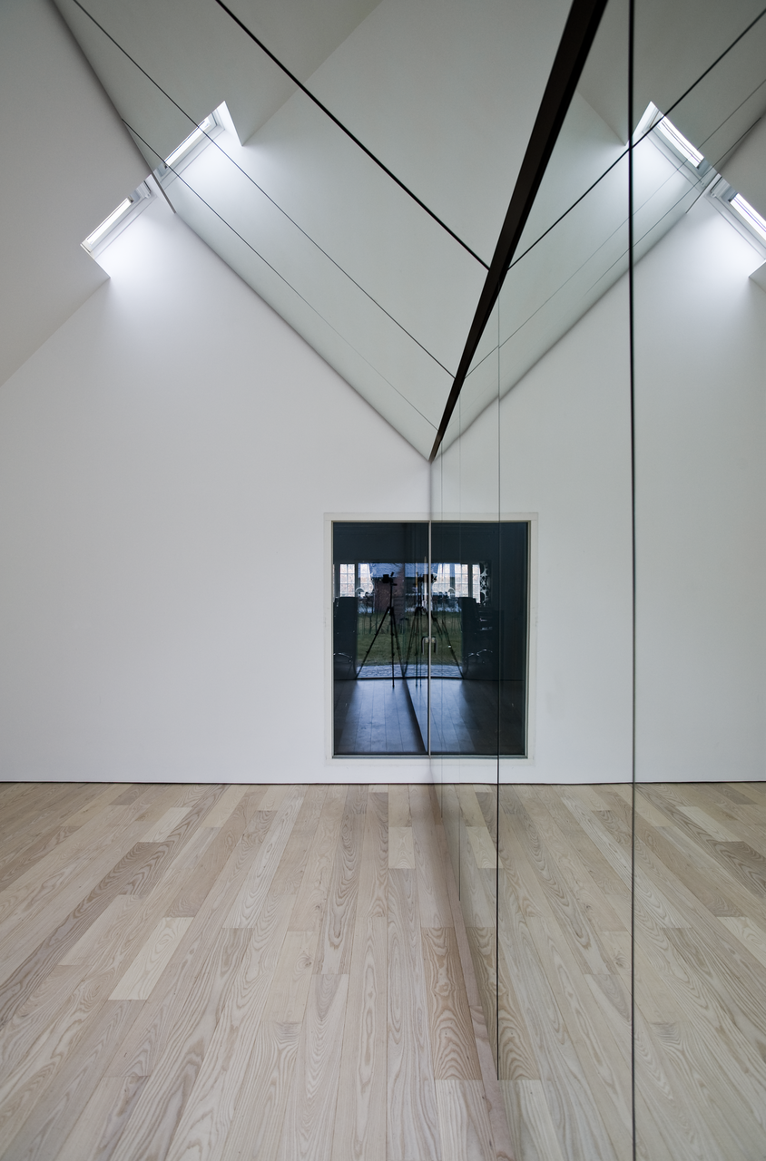 Lo specchio sulla parete dilata lo spazio