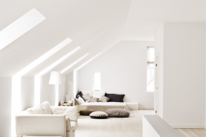 Living bianco con luce solare Living con luce naturale